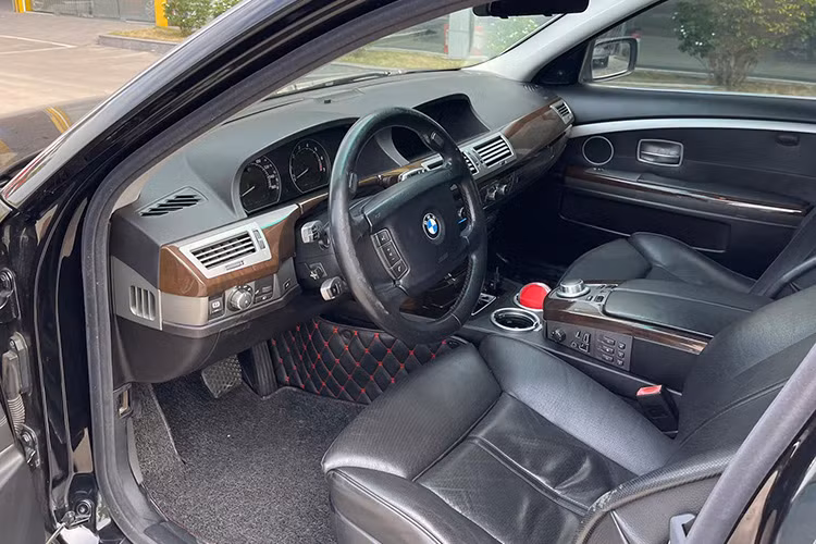 Với động cơ V8 4.8L mạnh mẽ sản sinh công suất khoảng 360 mã lực và mô-men xoắn 490 Nm, chiếc xe này dễ dàng tăng tốc từ 0-100 km/h chỉ trong 5,7 giây – một con số ấn tượng đối với một mẫu xe gần 2 tấn. Khả năng vận hành ổn định nhờ hệ dẫn động cầu sau (RWD) cùng hộp số tự động 6 cấp mang lại trải nghiệm lái mượt mà và đầy phấn khích.