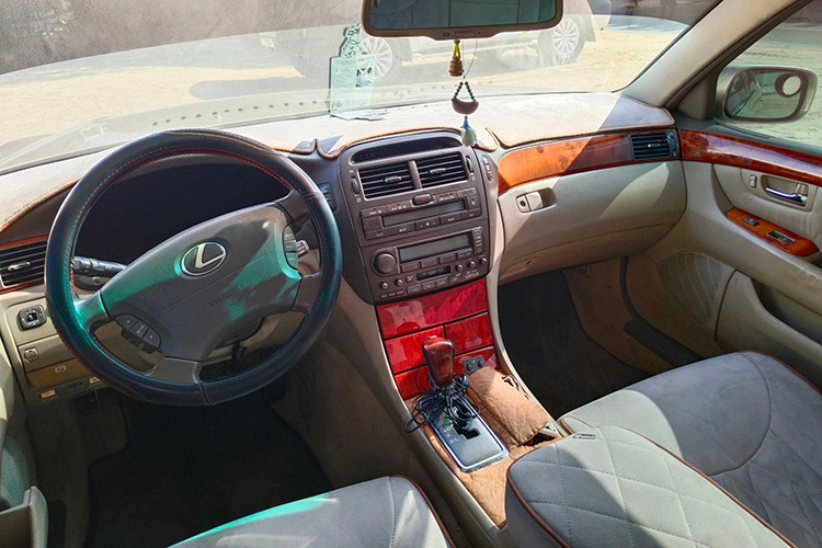 Lexus LS 430 2002 sở hữu màn hình cảm ứng đơn sắc, tuy không quá sắc nét theo tiêu chuẩn hiện đại nhưng vẫn đáp ứng được các nhu cầu cơ bản. Đáng chú ý, dù là mẫu xe đời sâu, xe vẫn được trang bị camera lùi – một tính năng tiện ích trong việc hỗ trợ quan sát khi lùi xe. Hệ thống điều hòa tự động với cửa gió trung tâm được thiết kế để tản gió hiệu quả, đảm bảo không gian mát mẻ và thoải mái. Ghế ngồi rộng rãi, bọc da cao cấp, mang đến trải nghiệm tiện nghi cho cả người lái lẫn hành khách.