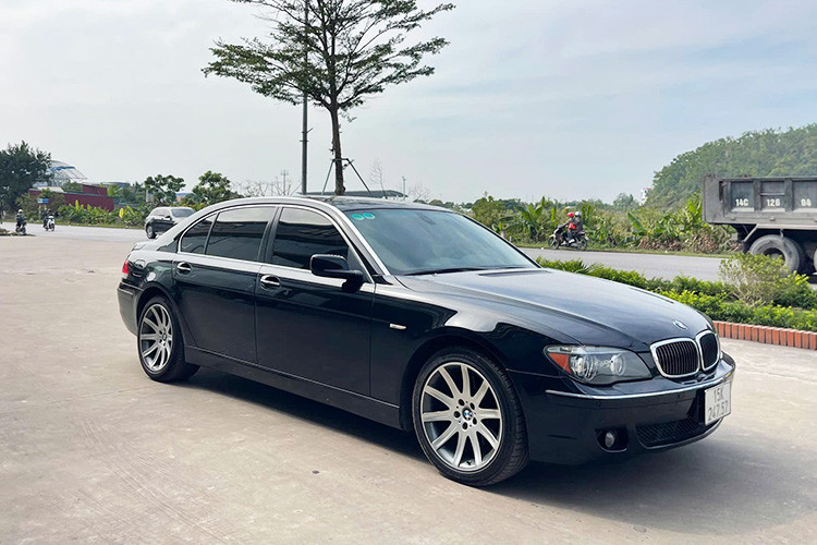  BMW 750Li 2006 Khảo sát từ một chuyên trang về xe cũ, giá xe BMW 750Li đời 2006 đã qua sử dụng hiện chỉ còn 268 triệu đồng, khiến nó trở thành một lựa chọn cực kỳ đáng cân nhắc trong phân khúc xe sang đã qua sử dụng. Đây là một mẫu sedan hạng sang cỡ lớn mang đến sự kết hợp hoàn hảo giữa sức mạnh, sự sang trọng và công nghệ tiên tiến. 