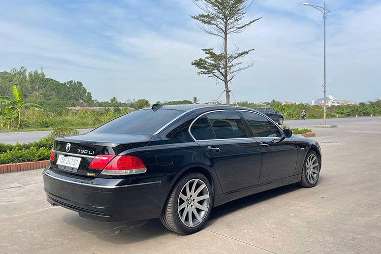 Ngoài hiệu suất vượt trội, BMW 750Li 2006 còn gây ấn tượng với kích thước bề thế: chiều dài cơ sở 3.101 mm không chỉ mang lại không gian nội thất rộng rãi mà còn khẳng định sự uy nghi và đẳng cấp. Bên trong, nội thất được bọc da cao cấp, đi kèm hệ thống âm thanh chất lượng cao và điều hòa tự động 4 vùng, tạo ra không gian thoải mái cho cả người lái lẫn hành khách.