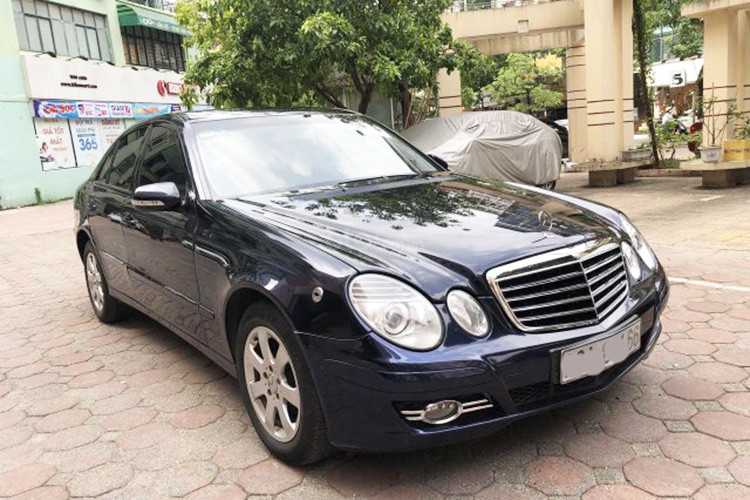  Mercedes-Benz E350 2007 Mercedes-Benz E350 2006 là một mẫu sedan hạng sang cỡ trung mang đến sự hòa quyện hoàn hảo giữa hiệu suất. Trang bị động cơ V6 3.5L sản sinh công suất 272 mã lực và mô-men xoắn 350 Nm, mẫu xe này có khả năng tăng tốc từ 0-100 km/h trong khoảng 6,5 giây, đem lại cảm giác lái đầy hứng khởi. Hộp số tự động 7 cấp (7G-Tronic) kết hợp cùng hệ dẫn động cầu sau (RWD) hoặc tùy chọn dẫn động 4 bánh (AWD) giúp xe vận hành mượt mà và ổn định trên nhiều điều kiện đường sá.