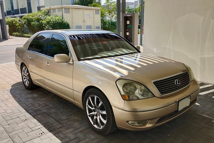  Lexus LS 430 2002 Trong tầm giá 200-300 triệu đồng, Lexus LS 430 2002 nổi lên như một lựa chọn đáng chú ý dành cho những ai tìm kiếm một mẫu sedan hạng sang với thiết kế lịch lãm và khả năng vận hành mạnh mẽ. Những người có kinh nghiệm mua bán xe cũ cho biết, dù đã hơn 20 năm tuổi, LS 430 2002 vẫn giữ được sự thu hút với hàng loạt trang bị tiện nghi vốn chỉ xuất hiện trên những dòng xe cao cấp. 