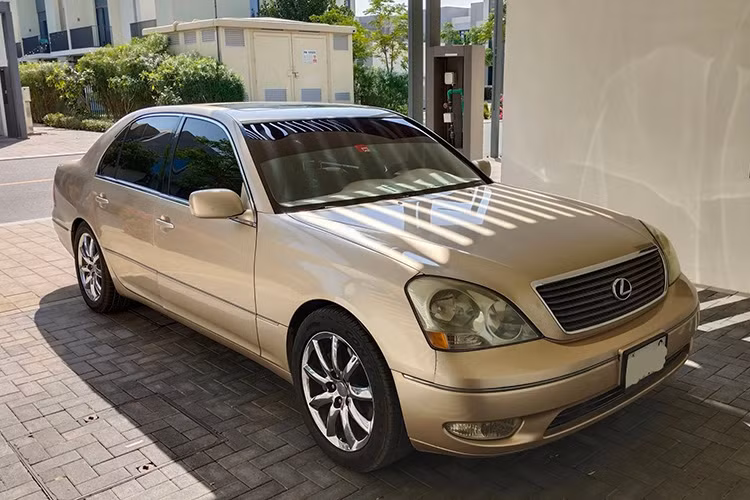  Lexus LS 430 2002 Trong tầm giá 200-300 triệu đồng, Lexus LS 430 2002 nổi lên như một lựa chọn đáng chú ý dành cho những ai tìm kiếm một mẫu sedan hạng sang với thiết kế lịch lãm và khả năng vận hành mạnh mẽ. Những người có kinh nghiệm mua bán xe cũ cho biết, dù đã hơn 20 năm tuổi, LS 430 2002 vẫn giữ được sự thu hút với hàng loạt trang bị tiện nghi vốn chỉ xuất hiện trên những dòng xe cao cấp. 