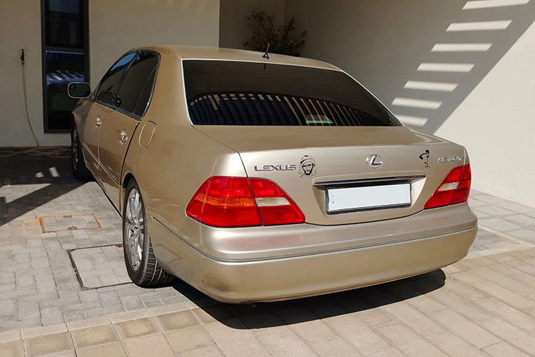 Dưới nắp capo, Lexus LS 430 2002 được trang bị động cơ V8 dung tích 4,3 lít, kết hợp hộp số tự động 6 cấp, tạo ra công suất tối đa 277 mã lực và mô-men xoắn cực đại 417 Nm. Sự phối hợp này không chỉ đảm bảo hiệu suất vận hành mạnh mẽ mà còn mang lại cảm giác lái mượt mà và êm ái – một điểm nhấn thường thấy ở các mẫu xe của Lexus.