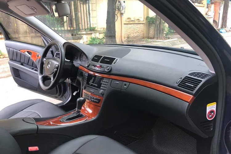 Mercedes-Benz E350 2006 sở hữu dáng vẻ thanh lịch với kích thước cân đối, chiều dài cơ sở 2.850 mm đảm bảo không gian nội thất rộng rãi và thoải mái. Nội thất được trang bị ghế da cao cấp, hệ thống âm thanh chất lượng cao và điều hòa tự động 2 vùng, mang lại trải nghiệm tiện nghi cho cả người lái và hành khách. Hệ thống treo độc lập và phanh đĩa tích hợp ABS, EBD giúp xe vận hành êm ái và an toàn trên mọi cung đường.