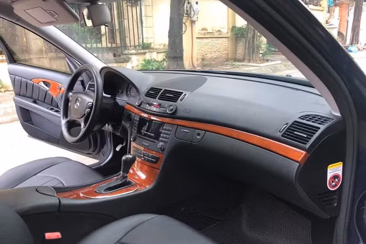 Mercedes-Benz E350 2006 sở hữu dáng vẻ thanh lịch với kích thước cân đối, chiều dài cơ sở 2.850 mm đảm bảo không gian nội thất rộng rãi và thoải mái. Nội thất được trang bị ghế da cao cấp, hệ thống âm thanh chất lượng cao và điều hòa tự động 2 vùng, mang lại trải nghiệm tiện nghi cho cả người lái và hành khách. Hệ thống treo độc lập và phanh đĩa tích hợp ABS, EBD giúp xe vận hành êm ái và an toàn trên mọi cung đường.