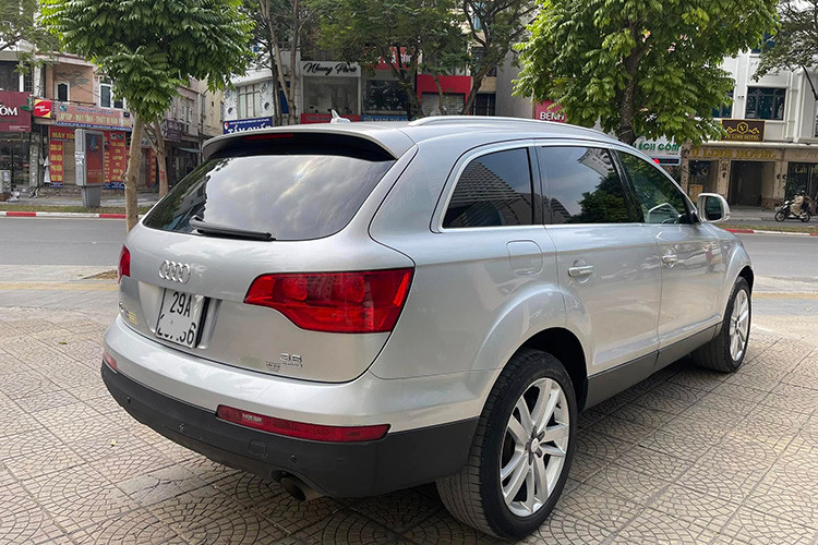 Với ngân sách 300 triệu đồng, việc sở hữu một chiếc xe sang cũ mở ra cơ hội trải nghiệm những dòng xe cao cấp mà không cần bỏ ra số tiền quá lớn. Tuy nhiên, xe cũ đời sâu cũng đi kèm với những thách thức như chi phí bảo dưỡng cao, hao mòn theo thời gian và độ bền không còn như mới. Chính vì vậy, để tìm được một chiếc xe vừa đáp ứng nhu cầu thẩm mỹ, tiện nghi, vừa phù hợp với tài chính, người mua cần cân nhắc kỹ lưỡng và nghiên cứu thị trường một cách cẩn thận.