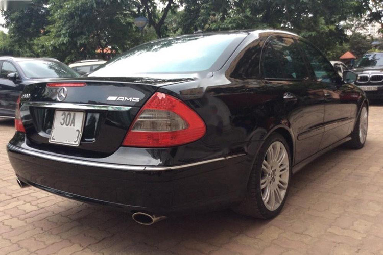 Hệ thống an toàn là một điểm sáng của E350 2006, với nhiều túi khí, kiểm soát độ bám đường ESP và các công nghệ hỗ trợ hiện đại khác, đảm bảo sự an tâm cho người ngồi trên xe. Với mức giá hiện tại chỉ khoảng 288 triệu đồng, xe sang Mercedes-Benz E350 đời 2006 trở thành một lựa chọn hấp dẫn trong phân khúc xe sang đã qua sử dụng.