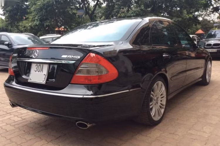 Hệ thống an toàn là một điểm sáng của E350 2006, với nhiều túi khí, kiểm soát độ bám đường ESP và các công nghệ hỗ trợ hiện đại khác, đảm bảo sự an tâm cho người ngồi trên xe. Với mức giá hiện tại chỉ khoảng 288 triệu đồng, xe sang Mercedes-Benz E350 đời 2006 trở thành một lựa chọn hấp dẫn trong phân khúc xe sang đã qua sử dụng.