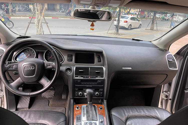 Audi Q7 2006 có kích thước dài 5.085 mm, rộng 1.984 mm và cao 1.737 mm, đi kèm chiều dài cơ sở 3.002 mm, mang đến không gian nội thất rộng rãi và khả năng vận hành ổn định. Mẫu xe này được trang bị hai phiên bản động cơ, bao gồm động cơ V6 3.6L với công suất 280 mã lực và mô-men xoắn 266 lb/ft, cùng động cơ V8 4.2L mạnh mẽ hơn, đạt công suất 350 mã lực và mô-men xoắn 325 lb/ft. Cả hai phiên bản đều sử dụng hộp số tự động 6 cấp và hệ dẫn động 4 bánh Quattro.