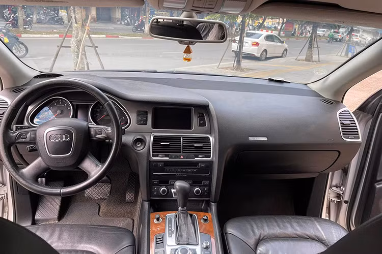 Audi Q7 2006 có kích thước dài 5.085 mm, rộng 1.984 mm và cao 1.737 mm, đi kèm chiều dài cơ sở 3.002 mm, mang đến không gian nội thất rộng rãi và khả năng vận hành ổn định. Mẫu xe này được trang bị hai phiên bản động cơ, bao gồm động cơ V6 3.6L với công suất 280 mã lực và mô-men xoắn 266 lb/ft, cùng động cơ V8 4.2L mạnh mẽ hơn, đạt công suất 350 mã lực và mô-men xoắn 325 lb/ft. Cả hai phiên bản đều sử dụng hộp số tự động 6 cấp và hệ dẫn động 4 bánh Quattro.