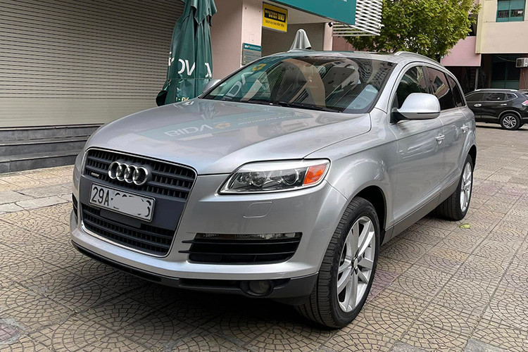  Audi Q7 2006 Audi Q7 2006 là mẫu SUV hạng sang cỡ lớn được đánh giá cao trong phân khúc xe cũ nhờ vào thiết kế mạnh mẽ, không gian rộng rãi và các tính năng công nghệ hiện đại. Với mức giá hiện nay dao động từ 280-350 triệu đồng, mẫu xe này thu hút sự quan tâm của người tiêu dùng tìm kiếm một chiếc SUV đẳng cấp, đặc biệt là với hệ dẫn động 4 bánh Quattro nổi bật, phù hợp với nhu cầu sử dụng đa dạng.