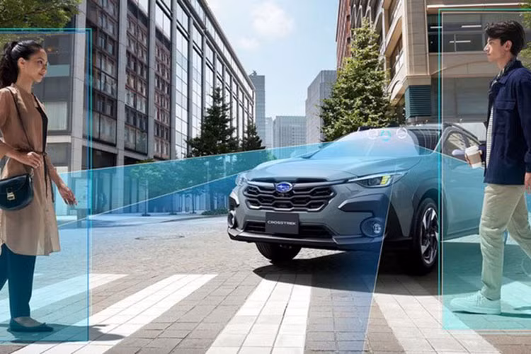 Quan trọng hơn, Subaru Crosstrek còn lần đầu tiên được trang bị cả hệ dẫn động cầu trước FWD lẫn hệ dẫn động 4 bánh toàn thời gian AWD. Sức mạnh được truyền tới bánh thông qua hộp số biến thiên vô cấp Lineatronic CVT. Làm như vậy, hãng Subaru có thể giảm giá cho mẫu SUV cỡ B này. 