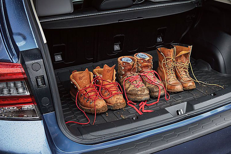 Thêm vào đó là cản trước mới, hốc bánh và bệ cửa đều được bao quanh bằng nẹp nhựa màu đen. Chắn bùn trước, vành hợp kim, baga nóc, đèn hậu LED, cửa cốp và cản sau của xe cũng được làm mới.