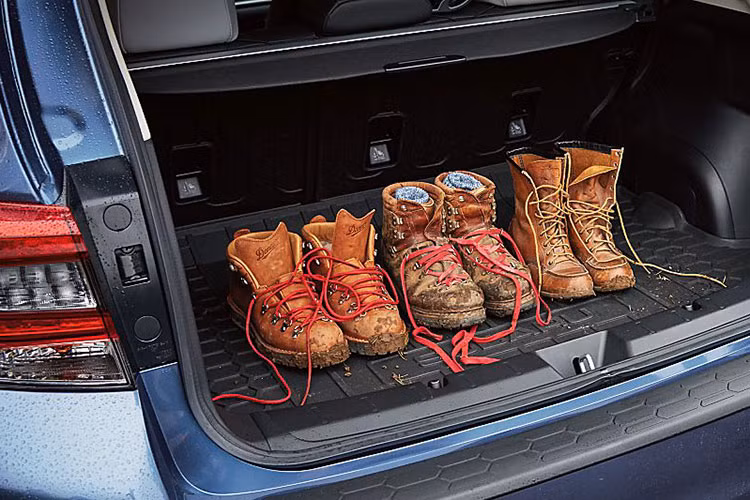 Thêm vào đó là cản trước mới, hốc bánh và bệ cửa đều được bao quanh bằng nẹp nhựa màu đen. Chắn bùn trước, vành hợp kim, baga nóc, đèn hậu LED, cửa cốp và cản sau của xe cũng được làm mới.