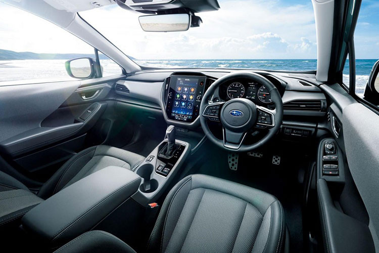 Bên trong Subaru Crosstrek 2023 có những thay đổi rõ rệt hơn như màn hình cảm ứng trung tâm 11,6 inch nằm dọc, sự biến mất của các nút bấm cơ học, bảng đồng hồ analog kết hợp với màn hình đa thông tin, ghế bọc da hoặc nỉ và sàn xe ốp bằng vật liệu chống xước, chống trượt.