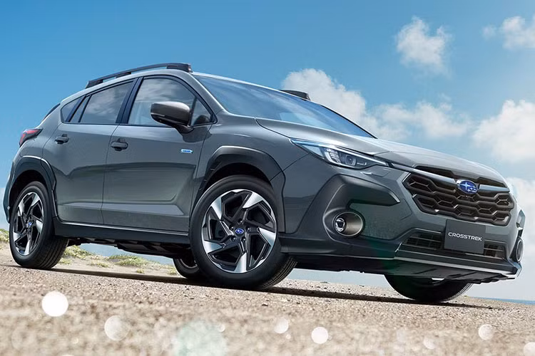 Tương tự kích thước, thiết kế của mẫu SUV cỡ B này cũng chỉ thay đổi nhẹ. Cụ thể, xe được bổ sung đầu xe mới với lưới tản nhiệt cỡ lớn hơn, đi kèm 2 nẹp mạ crôm bao quanh logo của Subaru và đèn pha LED toàn phần có thiết kế gọn gàng hơn.