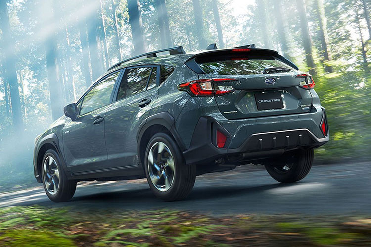 Bước sang thế hệ mới, mẫu xe SUV Subaru Crosstrek chỉ thay đổi nhẹ về kích thước, bao gồm chiều dài 4.480 mm, chiều rộng 1.800 mm, chiều cao 1.580 mm và chiều dài cơ sở 2.670 mm. So với thế hệ cũ, xe dài hơn 15 mm, thấp hơn 15 mm và chiều dài cơ sở giảm 5 mm.