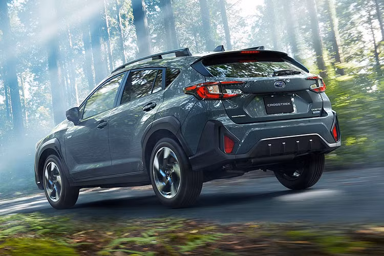 Bước sang thế hệ mới, mẫu xe SUV Subaru Crosstrek chỉ thay đổi nhẹ về kích thước, bao gồm chiều dài 4.480 mm, chiều rộng 1.800 mm, chiều cao 1.580 mm và chiều dài cơ sở 2.670 mm. So với thế hệ cũ, xe dài hơn 15 mm, thấp hơn 15 mm và chiều dài cơ sở giảm 5 mm.
