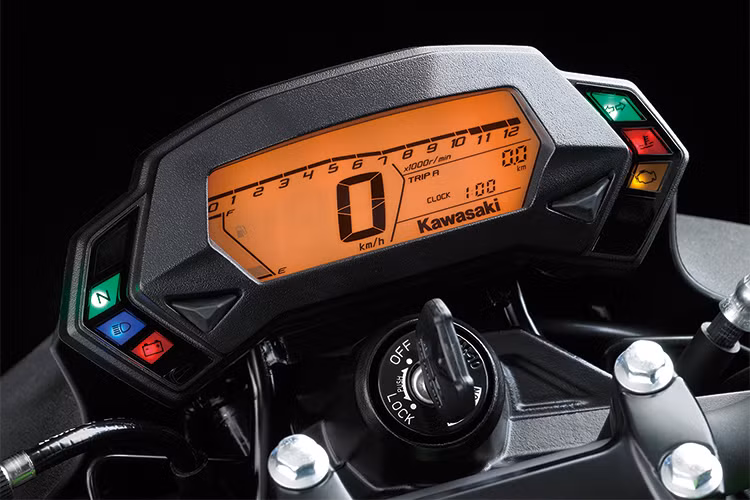 Bảng đồng hồ LED điện tử bắt mắt, đầy đủ thông tin về tốc độ, vòng tua máy, ODO, đồng hồ và một số đèn báo lỗi , báo N. Xe còn được trang bị bộ yên được chia thành hai phần dành cho người lái và hành khách phía sau như những đàn anh naked-bike cỡ lớn cùng hãng.