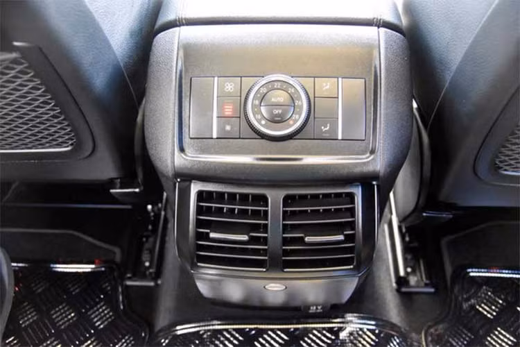 Hệ thống trang bị an toàn cho xe bao gồm chống bó cứng phanh ABS, phân bổ lực phanh điện tử EBD, cân bằng điện tử ESP, an toàn đón đầu Pre-Safe, tựa đầu kiểu Neck-pro và 8 túi khí.