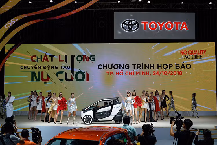 Như vậy, theo vị này, Toyota Việt Nam sẽ phải bỏ ra tổng kinh phí cho 1 đợt triển lãm (bao gồm cả thuê mặt bằng, dàn dựng sân khấu, vận chuyển xe mẫu, thuê người mẫu và người nổi tiếng đến biểu diễn...) lên tới cả 1 triệu USD (tương đương khoảng 23 tỷ đồng).