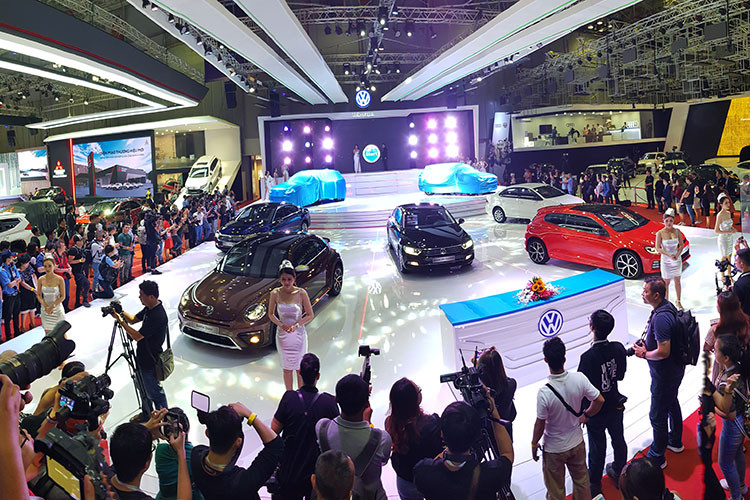  Triển lãm ôtô Việt Nam lần thứ 14 (Vietnam Motor Show -VMS) vừa chính thức khép lại. Đây là dịp quan trọng để các hãng xe quảng bá thương hiệu, tiếp thị sản phẩm và đẩy mạnh bán hàng. Theo Hiệp hội các Nhà sản xuất Ô tô Việt Nam (VAMA), kỳ triển lãm đầu tiên được VAMA tổ chức vào năm 2002. Trong những tháng diễn ra VMS đầu tiên và những lần diễn ra sau đó, doanh số thị trường ôtô đều tăng trưởng tốt.