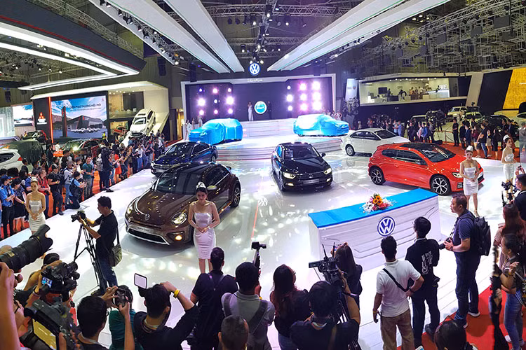  Triển lãm ôtô Việt Nam lần thứ 14 (Vietnam Motor Show -VMS) vừa chính thức khép lại. Đây là dịp quan trọng để các hãng xe quảng bá thương hiệu, tiếp thị sản phẩm và đẩy mạnh bán hàng. Theo Hiệp hội các Nhà sản xuất Ô tô Việt Nam (VAMA), kỳ triển lãm đầu tiên được VAMA tổ chức vào năm 2002. Trong những tháng diễn ra VMS đầu tiên và những lần diễn ra sau đó, doanh số thị trường ôtô đều tăng trưởng tốt.