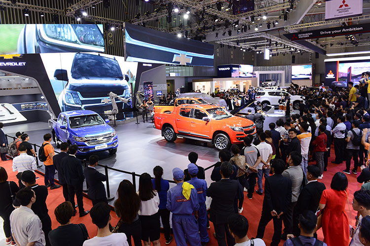 Theo thống kê, tại VMS 2018, trung bình 1 ngày có tới 30 chương trình biểu diễn nghệ thuật bắt đầu từ 9h30 sáng tới 19h15 với sự tham gia của nhiều người mẫu, ca sỹ nổi tiếng tại các gian hàng của 15 thương hiệu xe hơi. Tính đến chiều 28/10/2018, trước khi kết thúc - triển lãm đã đón hơn hàng trăm nghìn lượt khách tham quan, chọn và mua xe.