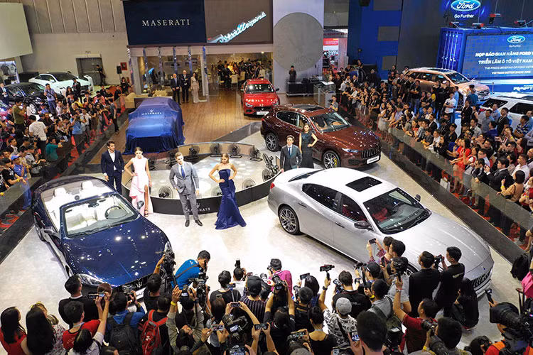 Đáng chú ý, từ năm 2016, các nhà nhập khẩu Ô tô chính hãng Việt Nam (VIVA) cũng tổ chức một triển lãm riêng gọi là Triển lãm Ô tô quốc tế Việt Nam (VIMS), với sự góp mặt của 16 thương hiệu xe hơi, trở thành triển lãm lớn nhất Việt Nam trong năm nay. Sau 3 năm “đường ai nấy đi”, năm 2018, VAMA và VIVA bất ngờ hội tụ cùng nhau, chỉ tổ chức một kỳ triển lãm.