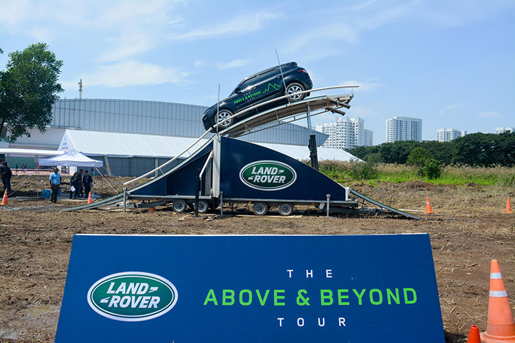 Dù không tiết lộ kinh phí nhưng theo đánh giá của các chuyên gia ôtô, riêng việc san lấp mặt bằng bùn lầy, sắp xếp các dạng địa hình và bố trí người phục vụ, thuê huấn luyện viên từ nước ngoài về để tổ chức off-road (lái xe mạo hiểm trên nhiều dạng địa hình tự nhiên), tổng kinh phí của nhà nhập khẩu xe ôtô Land Rover tại Việt Nam chi cho đợt triển lãm này ngót nghét khoảng từ 5 đến 6 tỷ đồng.