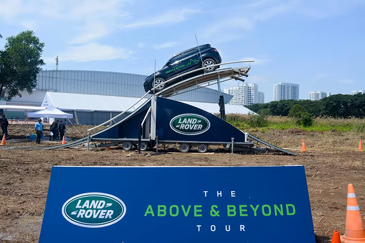 Dù không tiết lộ kinh phí nhưng theo đánh giá của các chuyên gia ôtô, riêng việc san lấp mặt bằng bùn lầy, sắp xếp các dạng địa hình và bố trí người phục vụ, thuê huấn luyện viên từ nước ngoài về để tổ chức off-road (lái xe mạo hiểm trên nhiều dạng địa hình tự nhiên), tổng kinh phí của nhà nhập khẩu xe ôtô Land Rover tại Việt Nam chi cho đợt triển lãm này ngót nghét khoảng từ 5 đến 6 tỷ đồng.
