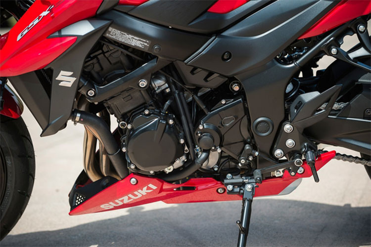 Suzuki GSX-S750 phiên bản 2018 sử dụng hộp số côn tay 6 cấp. Đáng chú ý nhất ở GSX-S750 2018 là hệ thống điện tử của xe là hệ thống kiểm soát độ bám đường ba chế độ, hệ thống hỗ trợ vòng tua thấp và hệ thống khởi động Suzuki Easy Start System.