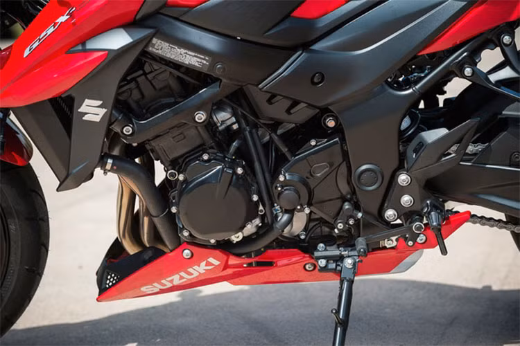 Suzuki GSX-S750 phiên bản 2018 sử dụng hộp số côn tay 6 cấp. Đáng chú ý nhất ở GSX-S750 2018 là hệ thống điện tử của xe là hệ thống kiểm soát độ bám đường ba chế độ, hệ thống hỗ trợ vòng tua thấp và hệ thống khởi động Suzuki Easy Start System.