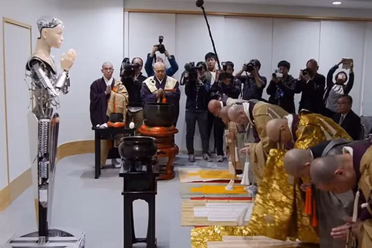 Chi phí sản xuất của con robot thầy tu này lên tới gần 1 triệu USD. Nó có thể thuyết giảng Phật giáo bằng tiếng Nhật, đồng thời dịch ra tiếng Trung và tiếng Anh cho du khách nước ngoài.