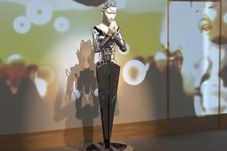 Robot và trí tuệ nhân tạo đang ngày càng phổ biến, có thể đe dọa thay thế con người trong rất nhiều công việc hiện nay. Nhưng có bao giờ bạn nghĩ rằng một con robot thầy tu có thể thuyết giảng Phật giáo?
