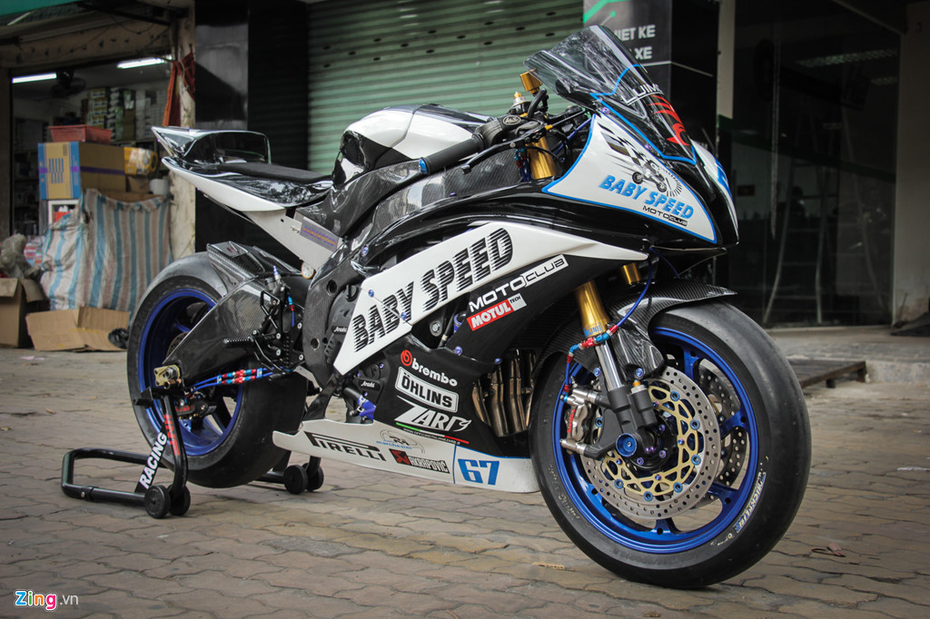 Với dàn áo xe đua này, chiếc R6 có khối lượng giảm đáng kể, đồng thời loại bỏ nhiều chi tiết thừa giúp khả năng xé gió của xe được tối ưu. Bộ tem đấu được sơn bằng kỹ thuật sơn airbrush, khiến xe trở nên bắt mắt và độc đáo hơn. Yên xe được gọt lại mỏng và phẳng hơn.