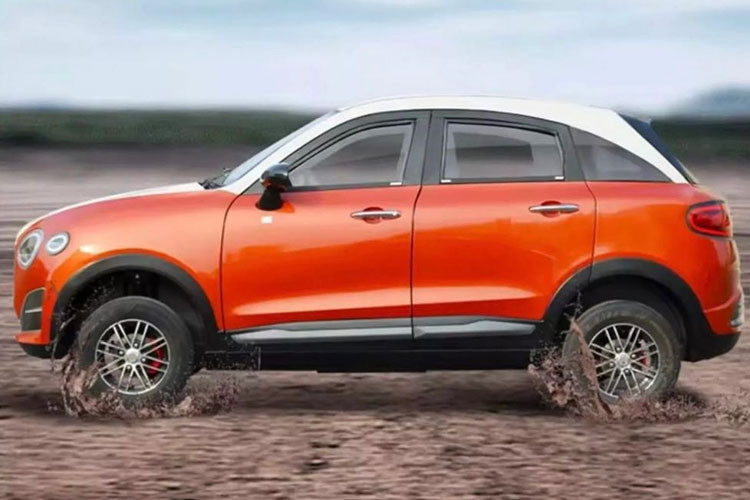 Phần đầu xe mô phỏng chiếc Bentley Bentayga nhái Trung Quốc, với lưới tản nhiệt lớn kiểu tổ ong và cụm đèn LED tròn đặc trưng. Tuy nhiên, khi nhìn từ bên hông hoặc phía sau, sự giả mạo lộ rõ với thân hình nhỏ bé và kiểu dáng có phần giống mẫu xe Smart. Bộ mâm tí hon và tỷ lệ thân xe lệch lạc khiến người xem nhận ra đây chỉ là một bản nhái giá rẻ.