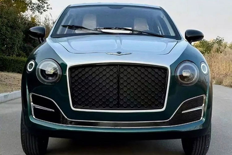 Điểm thú vị nằm ở dưới nắp ca-pô, nơi có một động cơ đốt trong nhỏ trông không khác gì máy cắt cỏ. Trong một đoạn video lan truyền trên mạng xã hội, chiếc xe được khởi động bằng động cơ này, phát ra âm thanh ồn ào đến mức không phù hợp với kích thước khiêm tốn của nó. Tuy nhiên, cần lưu ý rằng động cơ này không dẫn động trực tiếp đến bánh xe, mà chỉ hoạt động như một máy phát điện để sạc pin.