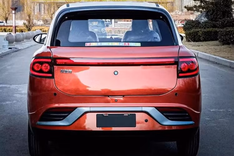 Chiếc xe Bentley Bentayga điện hàng nhái này vẫn được vận hành chủ yếu bằng mô-tơ điện – yên tĩnh hơn và có khả năng tiết kiệm năng lượng hơn động cơ xăng phụ trợ. Thiết lập này tỏ ra thực tế tại những nơi hạ tầng trạm sạc còn hạn chế. Đoạn video được quay tại Uzbekistan – nơi khả năng tiếp cận với điện lưới không phải lúc nào cũng thuận tiện.