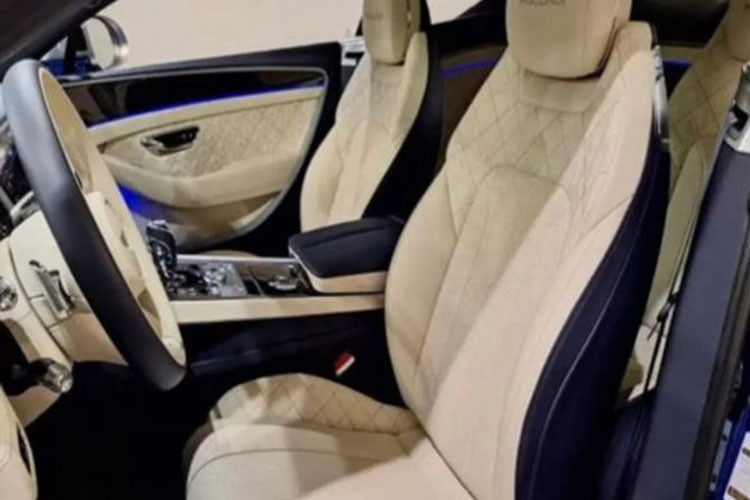 Với chiều dài chỉ 3,85 mét, mẫu “Bentley nhái” này được xếp là xe 5 chỗ, dù việc nhồi nhét đủ 5 người lớn bên trong sẽ là một “bài toán xếp hình” không đơn giản. Trang bị tiêu chuẩn khá phong phú gồm: cụm đồng hồ điện tử, đèn LED, quạt gắn nóc, hệ thống sưởi, cửa kính chỉnh điện, mâm hợp kim và phanh đĩa bốn bánh.