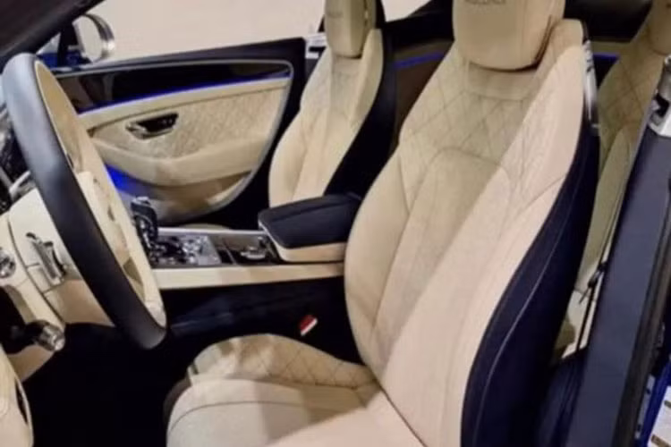 Với chiều dài chỉ 3,85 mét, mẫu “Bentley nhái” này được xếp là xe 5 chỗ, dù việc nhồi nhét đủ 5 người lớn bên trong sẽ là một “bài toán xếp hình” không đơn giản. Trang bị tiêu chuẩn khá phong phú gồm: cụm đồng hồ điện tử, đèn LED, quạt gắn nóc, hệ thống sưởi, cửa kính chỉnh điện, mâm hợp kim và phanh đĩa bốn bánh.