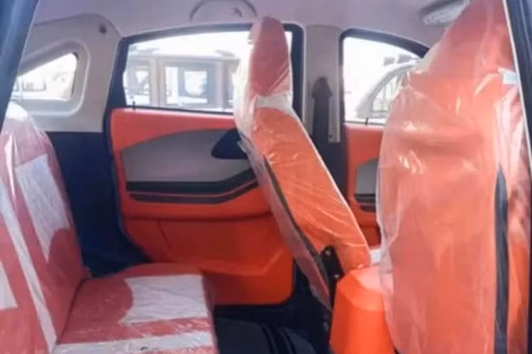 Theo thông tin từ bài đăng, giá xe Bentley Bentayga điện nhái chỉ khoảng 3.100 USD (khoảng 75 triệu đồng). Một số bình luận nghi ngờ giá thực tế có thể thấp hơn. Qua tìm hiểu, chiếc xe được sản xuất tại Sơn Đông (Trung Quốc) bởi công ty Weihai Yilin New Energy Technology. Trên các sàn thương mại điện tử, mẫu xe này được rao bán với giá từ 60 đến 75 triệu đồng, phù hợp với thông tin từ Uzbekistan