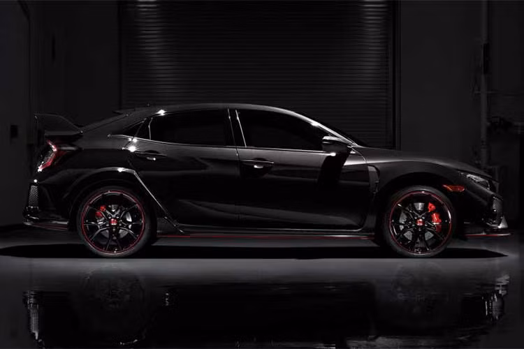 Nhiều người cho rằng việc khó đặt mua 1 chiếc Honda Civic Type R chính hãng và giá bán có thể bị đội lên vài trăm triệu, chính vì thế, giải pháp tốt nhất là độ body kit cũng mang đến ngoại hình khác biệt so xe nguyên bản. Hiện chưa rõ số tiền mà tay chơi Gia Lai đã bỏ ra để mua bộ body kit phiên bản hiệu suất cao này.