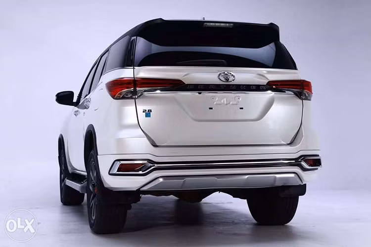 Vòng ra sườn xe, bạn sẽ thấy bậc cửa lên xuống mới và nẹp bằng nhựa màu đen, điểm thêm những chi tiết mạ crôm. Tương tự trên đầu xe, đằng sau chiếc Toyota Fortuner 2017 cũng có cản va sau thể thao hơn và hốc đèn sương mù màu đen. Cuối cùng là thêm chi tiết mạ crôm xung quanh khu vực gắn biển số.