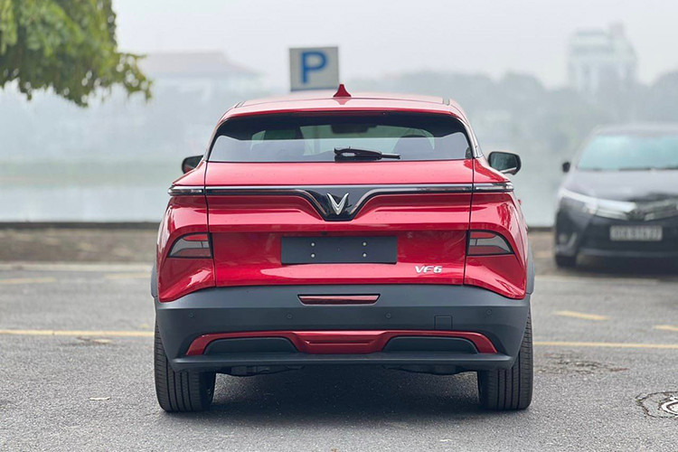 Về tổng thể, VinFast VF6 sở hữu chiều Dài x Rộng x Cao lần lượt là 4.238 x 1.820 x 1.594 (mm), chiều dài cơ sở đạt mức 2.730mm. Những thông số trên cho thấy VF6 vượt trội hoàn toàn so với những đối thủ cùng phân khúc dùng động cơ xăng như Toyota Corolla Cross, Honda HR-V, KIA Seltos... Không chỉ vậy, chiều dài cơ sở của xe đang lớn hơn cả một số mẫu xe hạng C như Honda CR-V, Mazda CX-5...