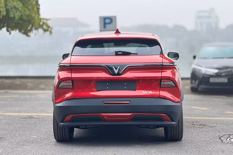 Về tổng thể, VinFast VF6 sở hữu chiều Dài x Rộng x Cao lần lượt là 4.238 x 1.820 x 1.594 (mm), chiều dài cơ sở đạt mức 2.730mm. Những thông số trên cho thấy VF6 vượt trội hoàn toàn so với những đối thủ cùng phân khúc dùng động cơ xăng như Toyota Corolla Cross, Honda HR-V, KIA Seltos... Không chỉ vậy, chiều dài cơ sở của xe đang lớn hơn cả một số mẫu xe hạng C như Honda CR-V, Mazda CX-5...