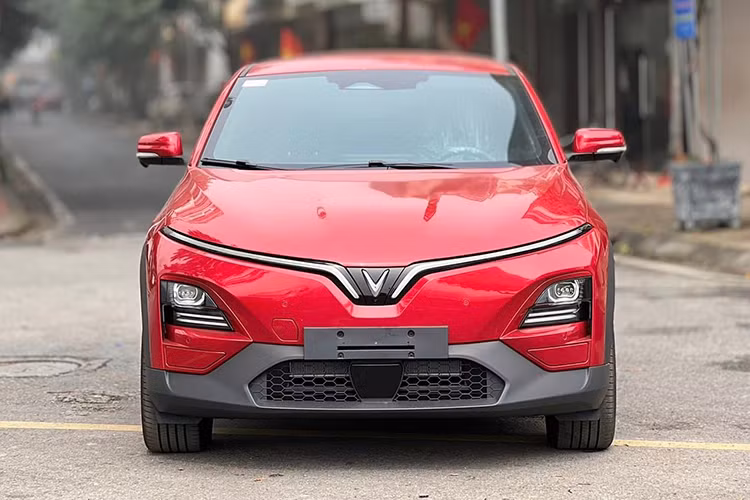 Ngay sau khi bài đăng bán xe VinFast VF6 siêu lướt xuất hiện, rất nhiều ý kiến cho rằng đây là mức giá quá cao nên họ sẽ chọn xe mới. Đồng thời, có người trả giá chỉ 700 triệu đồng, đồng nghĩa VinFast VF6 sẽ lỗ 150 triệu đồng. Tuy nhiên, các bên vẫn chưa thống nhất được mức giá nên chiếc VinFast VF6 vẫn chưa tìm thấy chủ mới.