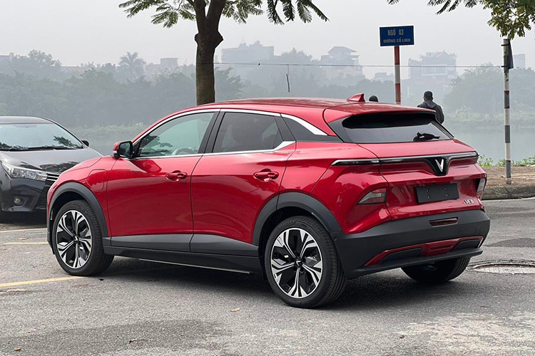 Về vận hành, VinFast VF6 Base sở hữu động cơ cho công suất tối đa 174 mã lực và 250 Nm mô-men xoắn. Trong khi đó, VinFast VF6 Plus có công suất cao 201 mã lực và 310 Nm mô-men xoắn kết hợp da thân thiện với môi trường. Cả 2 bản đều dùng hệ dẫn động cầu trước. 