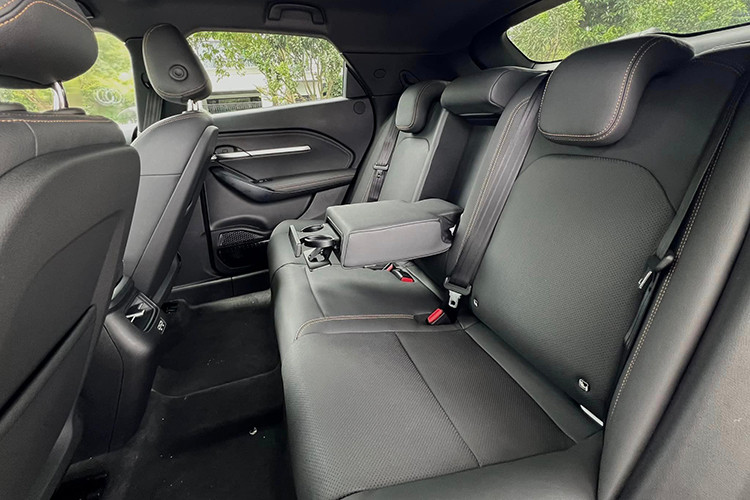 Công nghệ an toàn trên VinFast VF gồm nhiều tính năng như: Hỗ trợ di chuyển khi ùn tắc, Hỗ trợ lái trên đường cao tốc, Đèn pha thích ứng, Cảnh báo lệch làn &amp; Hỗ trợ giữ làn, Kiểm soát đi giữa làn, Tự động chuyển làn, Ga hành trình thích ứng, Nhận biết biển báo giao thông...